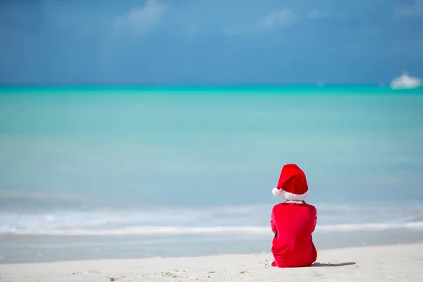Чарівної маленької дівчинкою в Санта hat на тропічні пляжі — стокове фото