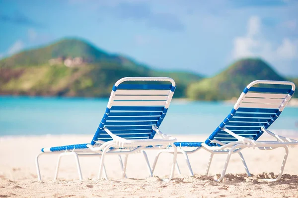 Vita solstolar på en vacker tropisk strand på Maldiverna — Stockfoto