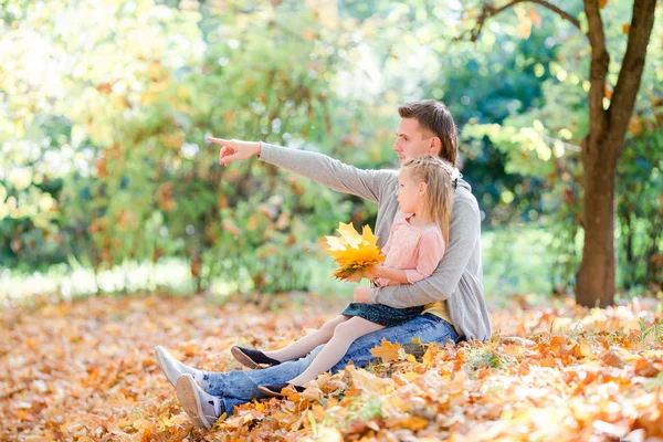 Rodzina taty i dziecka w piękny jesienny dzień w parku — Zdjęcie stockowe