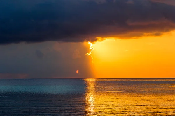 Wunderschöner farbenfroher Sonnenuntergang auf tropischer Insel auf den Malediven — Stockfoto