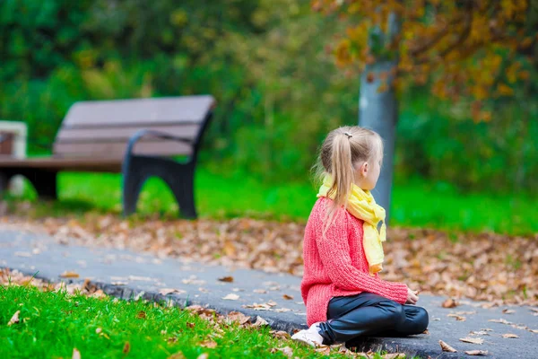 Liebenswertes Kleines Mädchen Einem Schönen Herbsttag Freien — Stockfoto
