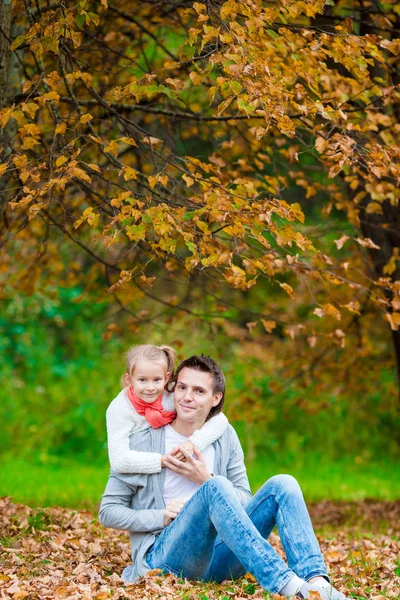 Glückliche Familie Hat Spaß Einem Schönen Herbsttag — Stockfoto