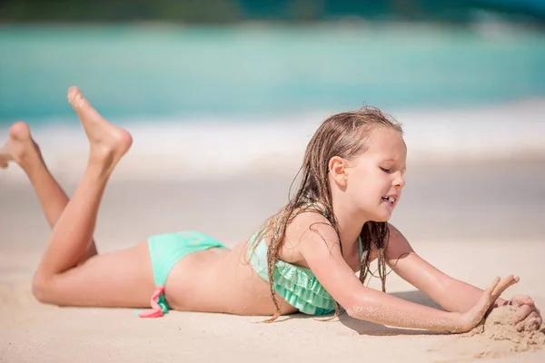 Adorável menina ativa na praia durante as férias de verão — Fotografia de Stock