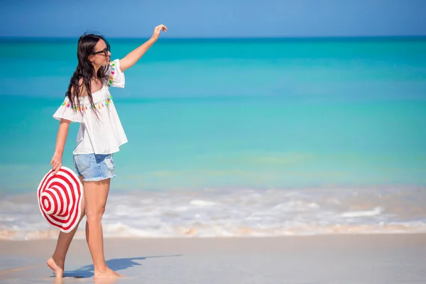 Joven mujer de moda en sombrero en la playa —  Fotos de Stock