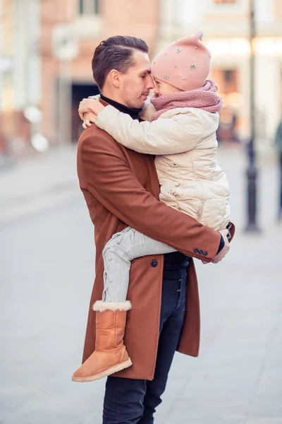 Pai feliz e pequena menina adorável na cidade ao ar livre — Fotografia de Stock