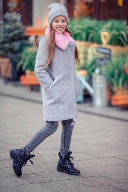 Avrupa şehrinde sevimli, mutlu küçük bir kız..
