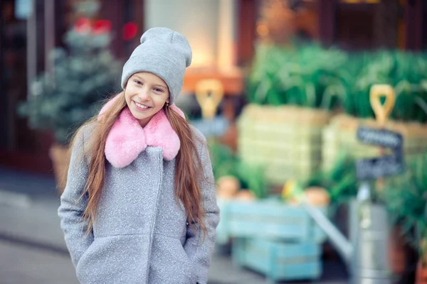 Söt glad liten flicka utomhus i europeiska staden. — Stockfoto