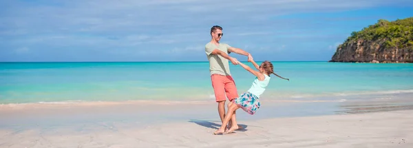 Malá holka a šťastný táta baví během dovolené na pláži — Stock fotografie