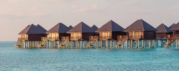 Water bungalows and wooden jetty on Maldives — Stock Photo, Image