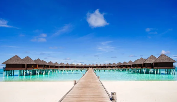Water bungalows en houten steiger op Malediven — Stockfoto