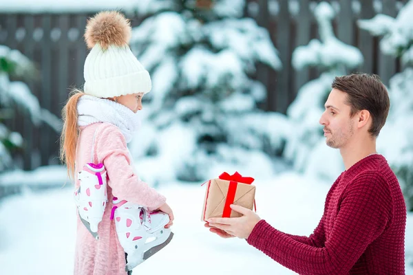 お父さんは、彼は小さな娘にクリスマス プレゼントを与える — ストック写真