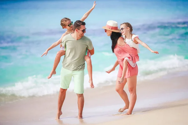 Familia joven de vacaciones en la playa —  Fotos de Stock