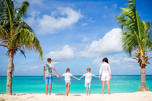 Young family on vacation on the beach — Stock Photo, Image