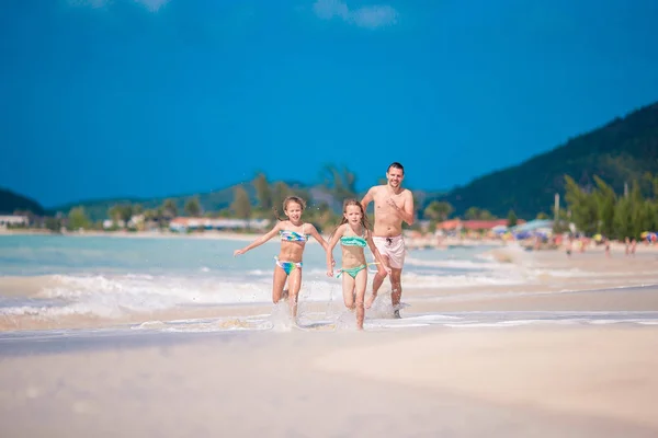 Père et enfants profitant des vacances d'été à la plage — Photo