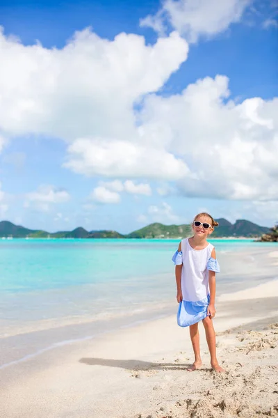 Hermosa niña en vestido en la playa divirtiéndose. Chica divertida disfrutar de vacaciones de verano . —  Fotos de Stock