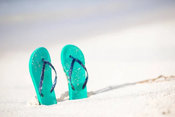 Chinelos de hortelã de verão com óculos de sol na praia branca — Fotografia de Stock