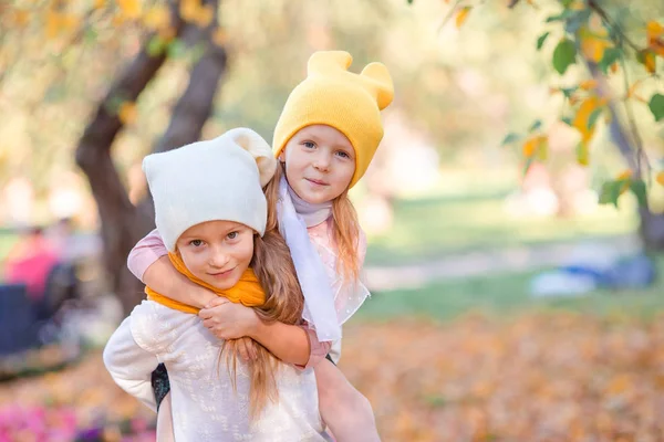 Schattige meisjes op warme dag in de herfst park buiten — Stockfoto