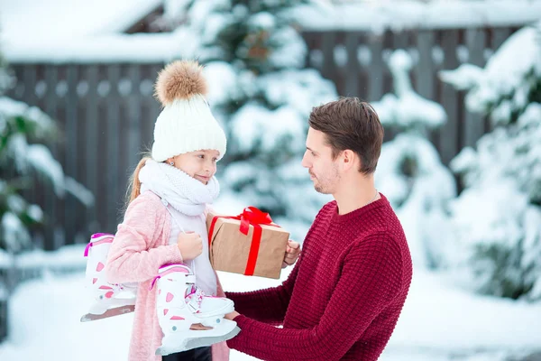 Pai dá presente de Natal para sua filhinha — Fotografia de Stock