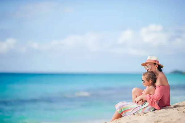 Little cute girl and young mother at tropical beach — Stock Photo, Image