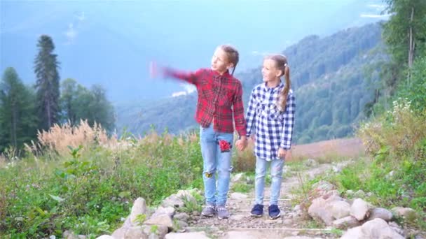 Bedårande Små Flickor Promenader Bergen Bakgrunden Beautful Landskap — Stockvideo