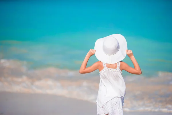Malá holčička v klobouku na pláži během dovolené v Karibiku — Stock fotografie