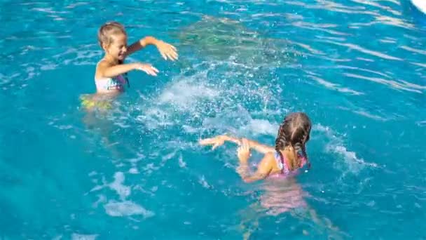 Adorables niñas en la piscina al aire libre — Vídeos de Stock