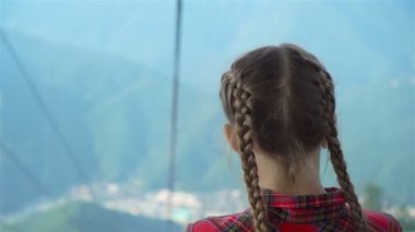 Teleferik beautful manzara arka planda dağlarda kabinde sevimli küçük kız