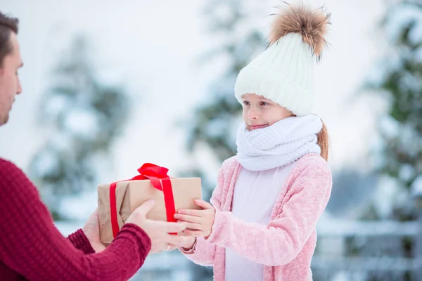 Vader geeft kerstcadeau aan zijn dochtertje — Stockfoto