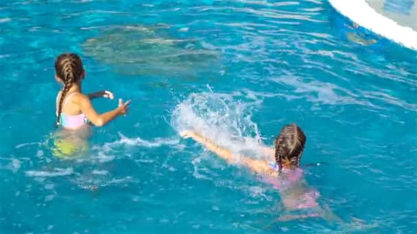 Adorables niñas en la piscina al aire libre — Vídeos de Stock