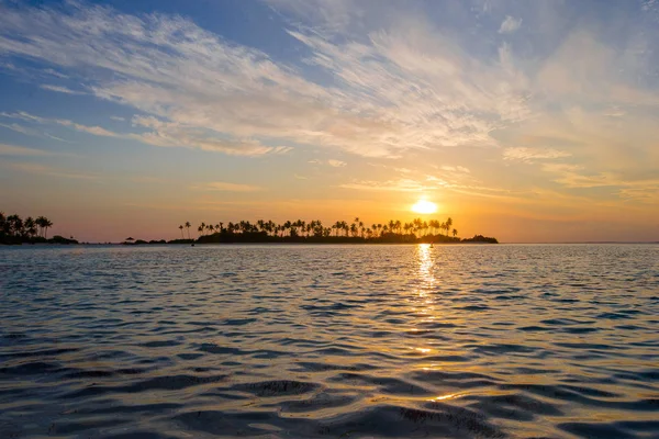 Belo pôr do sol colorido na ilha tropical em Maldivas — Fotografia de Stock