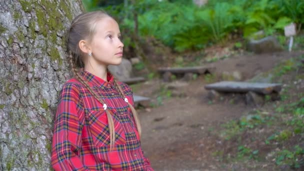 Adorável Menina Feliz Andando Floresta — Vídeo de Stock