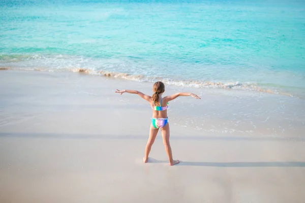 Petite fille mignonne sur la plage pendant les vacances des Caraïbes — Photo