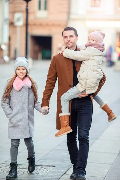 Padre feliz y niña adorable en la ciudad al aire libre —  Fotos de Stock