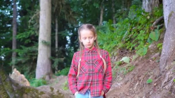 Mooi gelukkig klein meisje in bergen in de achtergrond van mist — Stockvideo