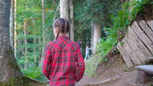 Bedårande Glad Liten Flicka Promenera Skogen Och Njuter Naturen — Stockvideo