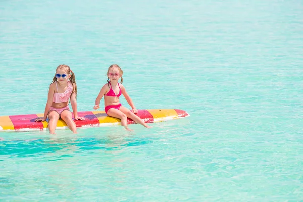 Niñas nadando en tabla de surf durante las vacaciones de verano — Foto de Stock