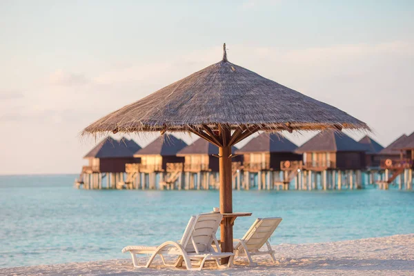 Cadeiras lounge brancas em uma bela praia tropical nas Maldivas — Fotografia de Stock