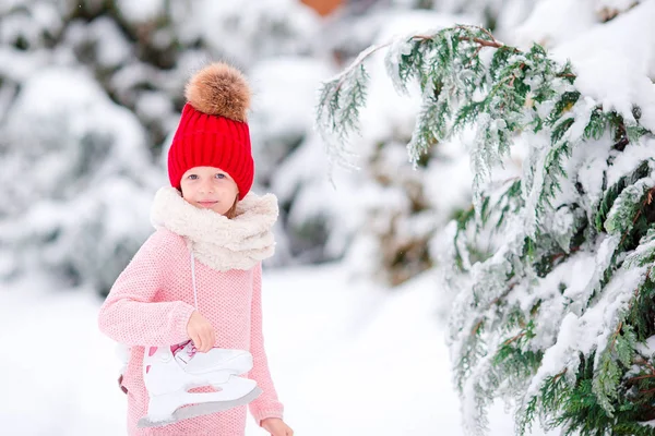 Schattig klein jongen-meisje is gaan schaatsen buitenshuis. — Stockfoto