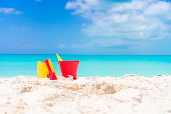 Пляжные детские игрушки на пляже с белым песком — стоковое фото