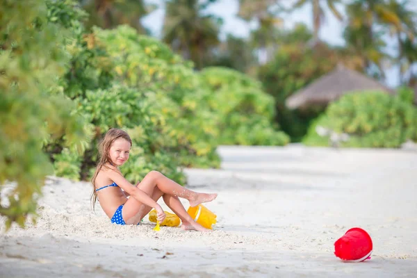 Urocze dziewczynki gry z plaży zabawki podczas tropikalny wakacje — Zdjęcie stockowe