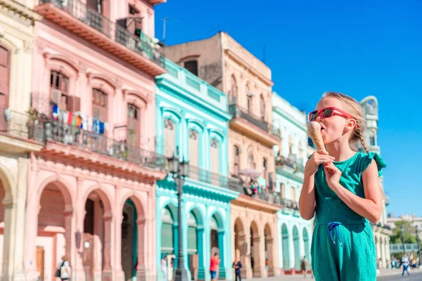 Schattig klein meisje dat ijs eet in de populaire buurt van Oud Havana, Cuba. — Stockfoto