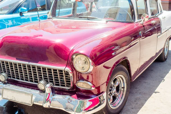 View of yellow classic vintage car in Old Havana, Cuba — Stock Photo, Image