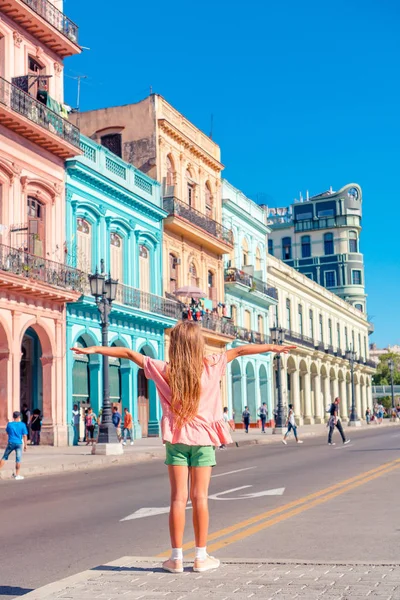 Toeristische meisjes in de populaire wijk Havana, Cuba. Jonge vrouw reiziger glimlachen — Stockfoto