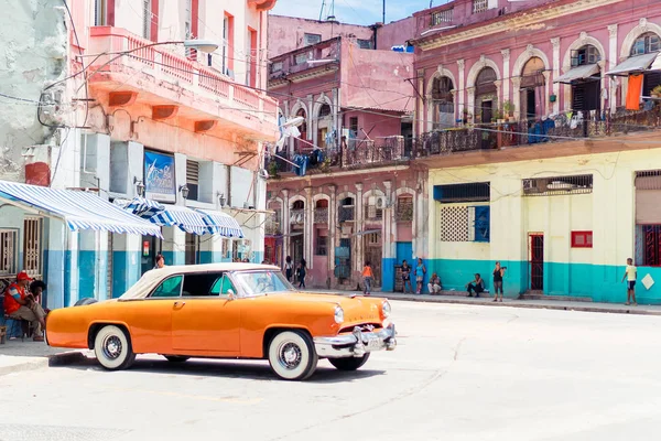 Eski Havana, Küba 'da sarı klasik klasik araba manzarası — Stok fotoğraf