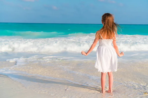 Schattig gelukkig meisje hebben plezier op strandvakantie — Stockfoto