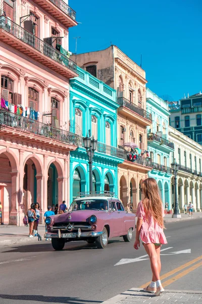 Chicas turísticas en zona popular de La Habana, Cuba. Mujer joven viajero sonriendo — Foto de Stock