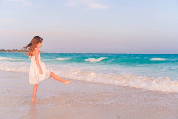 Rozkošný šťastná holčička se bavit na pláži dovolenou — Stock fotografie