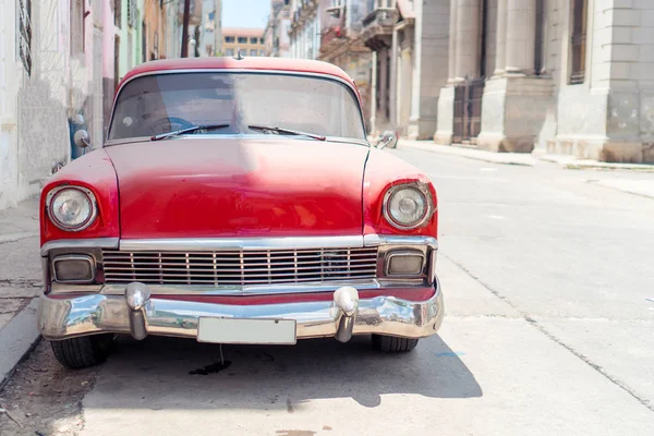 Vy över gul klassisk vintage bil i Old Havana, Kuba — Stockfoto