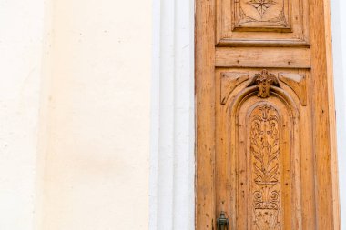 Boya ve eli ayağı tutmaz renkli cephe Havana'daki eski ahşap kapı