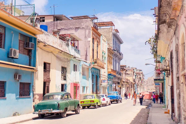 Auténtica vista de una calle de La Habana Vieja con edificios antiguos y coches —  Fotos de Stock